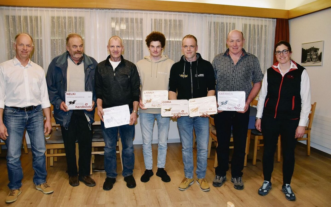 Adrian Weber (links) und Sandra Staub-Hofer (rechts) überreichten die Plaketten  an: Franz Hofer, Daniel Käser-Egger, Andreas Schaad, Werner Dennler und Hansruedi Allenbach (v. l. n. r.).