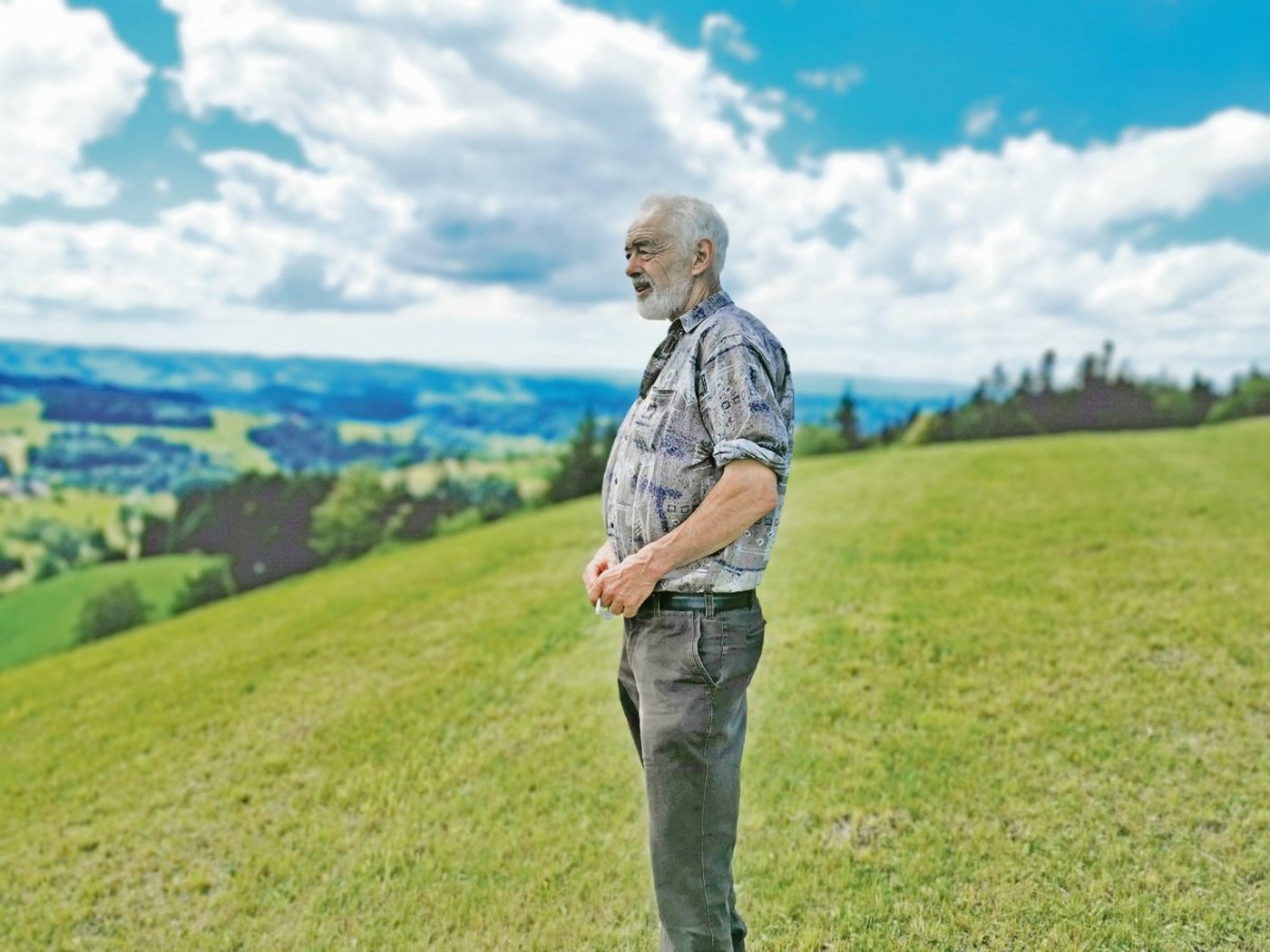 Hans-Peter Heiniger lässt seinen Blick über die Talschaft Heimisbach schweifen. Er hat den Strukturwandel miterlebt und schaut jetzt  mit gemischten Gefühlen in die Zukunft.(Bilder Simone Barth)