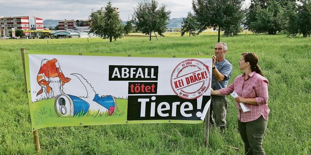 In Oberkirch wurde die Feldrandplache von Landwirt Klaus Muff und Madeleine Grüter, Öffentlichkeitsarbeit LBV, aufgestellt. Das Feld liegt an der Umfahrungsstrasse nahe der Landi-Tankstelle, wo der Abfall ein grosses Problem darstellt.(Bild Franziska Jurt)