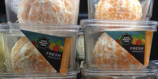 Geschälte Orangen in Plastik sind nur ein Beispiel: Skurrile Funde aus dem Lebensmittelhandel. (Bild Nathalie Gordon/Twitter)