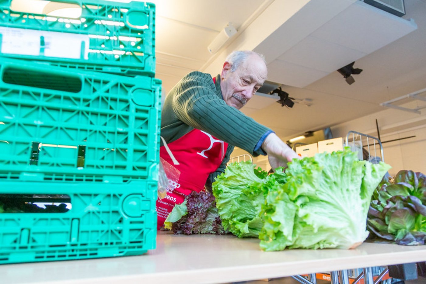 Ein Grossteil der freiwilligen Helferinnen und Helfer bei Tischlein deck dich sind über 65 Jahre alt und dürfen in der aktuellen Corona-Krise nicht in den Abgabestellen arbeiten. (Bild zVg / Fabio Baranzini)