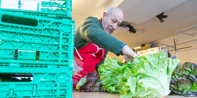 Ein Grossteil der freiwilligen Helferinnen und Helfer bei Tischlein deck dich sind über 65 Jahre alt und dürfen in der aktuellen Corona-Krise nicht in den Abgabestellen arbeiten. (Bild zVg / Fabio Baranzini)