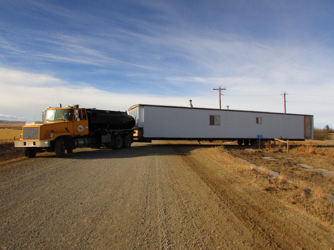 Mit dem Tanklastwagen zügelten Ruckstuhls das «Mobile Home» etwa 15 Kilometer weit über Kiesstrassen zu ihrem Haus. Hasen und Küken sollen darin in gut beheizten Räumen Tür an Tür leben. (Bild Alexandra Ruckstuhl)