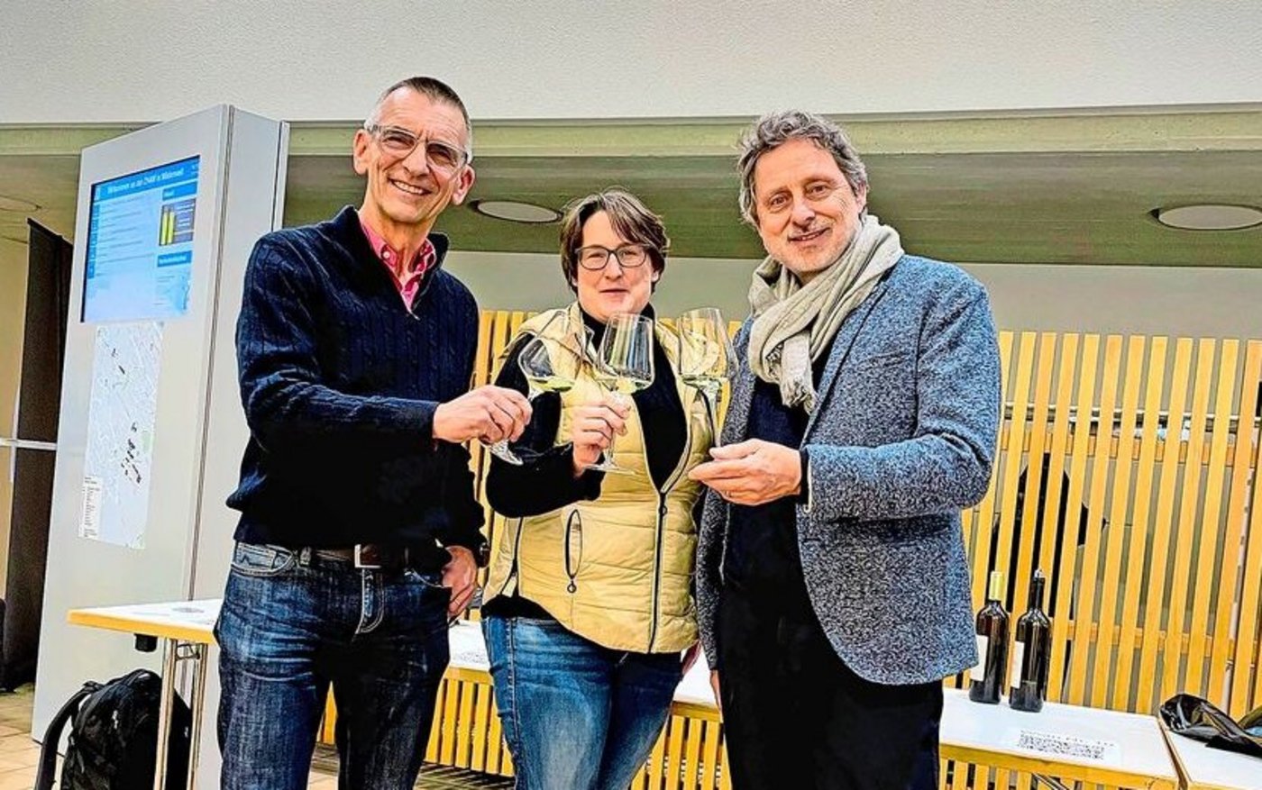 Die Vorstandsmitglieder der Müller-Thurgau-Stiftung: Lukas Bertschinger, Nina Wägeli und Markus Matzner stossen auf ein erfolgreiches Jubiläumsjahr an. 