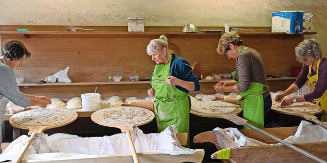 Das Ausrollen des Teiges ist ein Kraftakt, der auch viel Übung benötigt. Für die Delegiertenversammlung des kantonalen Verbands wurde der Ofen extra eingeheizt und Salzkuchen zum Zvieri serviert.     