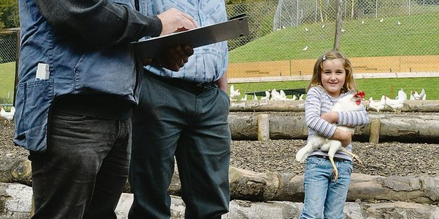 Bei den Kontrollen müssen die Abstandsregeln auch eingehalten werden. (Bild akr)