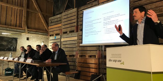 Studienautor Martin Pidoux erläutert die Ergebnisse der Studie auf dem Betrieb von Urs Bürgi in Limpach BE. (Bild akr)