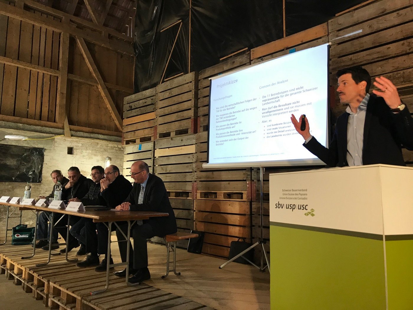 Studienautor Martin Pidoux erläutert die Ergebnisse der Studie auf dem Betrieb von Urs Bürgi in Limpach BE. (Bild akr)