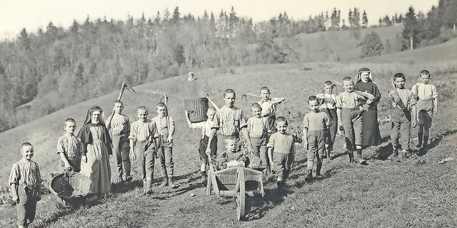 In der Schweiz waren Hunderttausende  von fürsorgerischen Zwangsmassnahmen betroffen – viele Kinder wurde auf Bauernhöfe verdingt. 