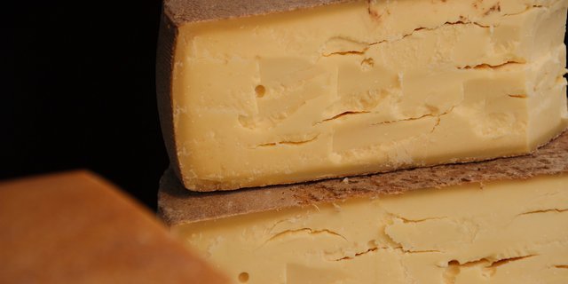 Schweizer Milchproduzenten werden seit Jahren um die ihnen zustehende Verkäsungszulage gebracht, kritisiert Uniterre und geht nun rechtlich gegen das BLW vor. (Bild Pixabay)