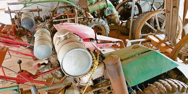 Auf dem Dachboden lagern die Rapid-Maschinen. Vieles wurde dem Oldtimer-Fan angetragen, er sagte selten Nein.