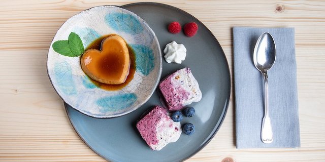 Caramelköpfli und gestrudeltes Vanille-Heidelbeer-Parfait. (Bild SRF/ Ueli Christoffel)