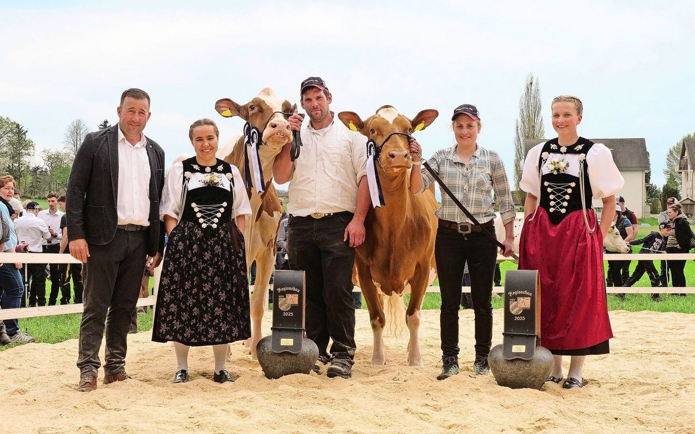 Die Siegerinnen unter den Seniorkühen: Der Miss-Titel ging an Hinterfluh’s Odyssey Somalia (r.) von Florian Jakob, Miss Schöneuter wurde Wingeiers Echo Loriana von Hansueli Wingeier.