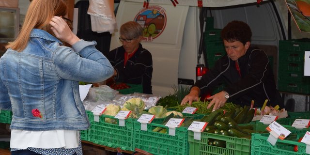 Eigenmanns bieten im Moment viel eigenes Gemüse, Kirschen und Beeren sowie Konfitüren und selbst gemachte Meringues an ihrem Stand an. (Bilder Stefanie Giger)