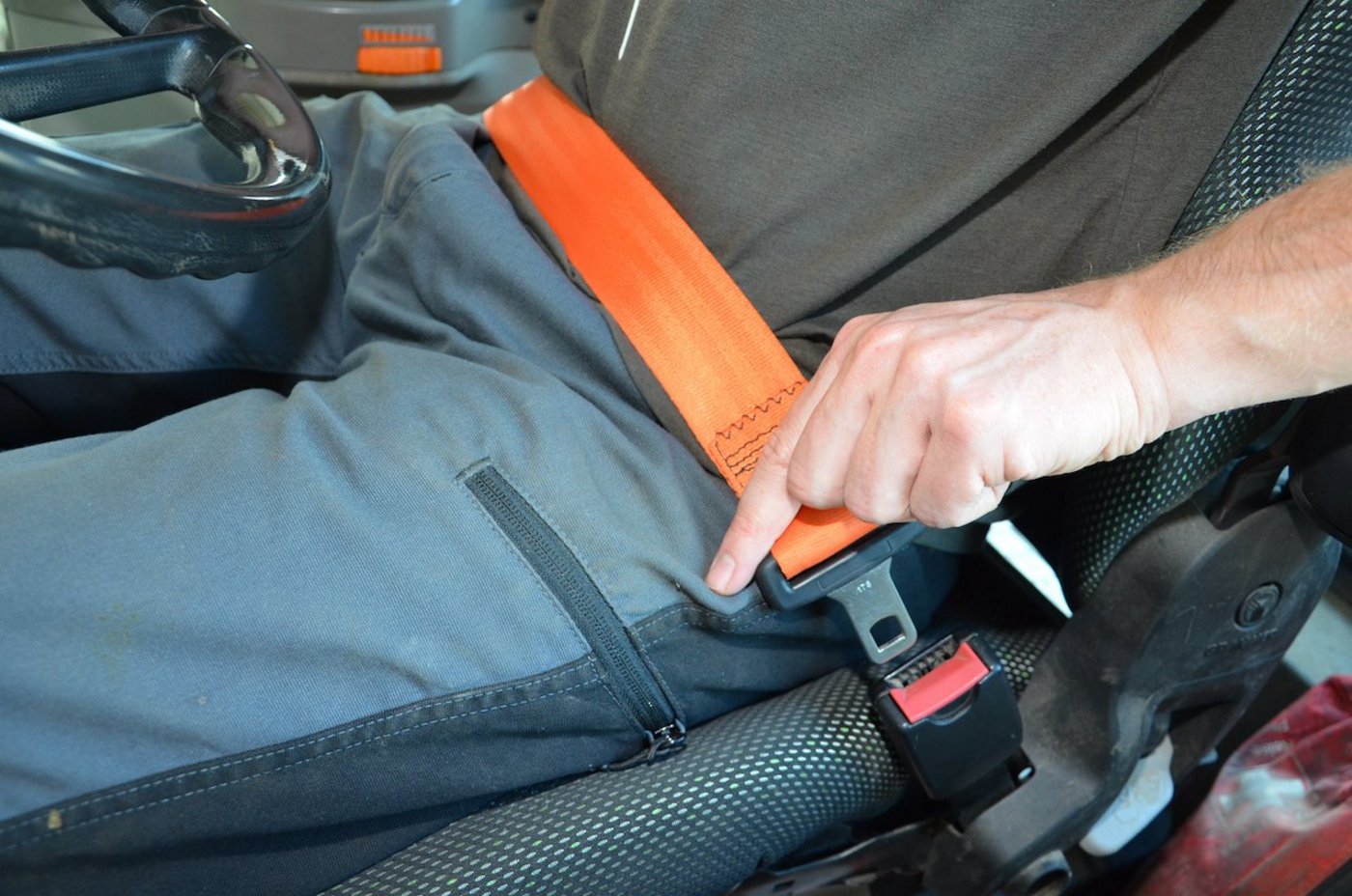 Besonders wer Hanglagen bewirtschaftet, sollte beim Nachrüsten mit Sicherheitsgurten auf das richtige Modell achten. (Bild BUL)