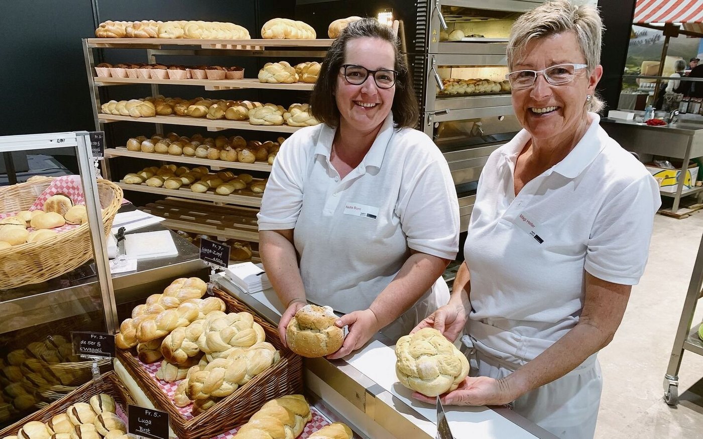 Gluschtige Backwaren von den Luzerner Bäuerinnen in der Märthalle, hier präsentiert von Nadia Burri (l.)  und Mägi Heller. 