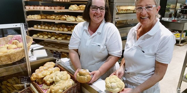 Gluschtige Backwaren von den Luzerner Bäuerinnen in der Märthalle, hier präsentiert von Nadia Burri (l.)  und Mägi Heller. 