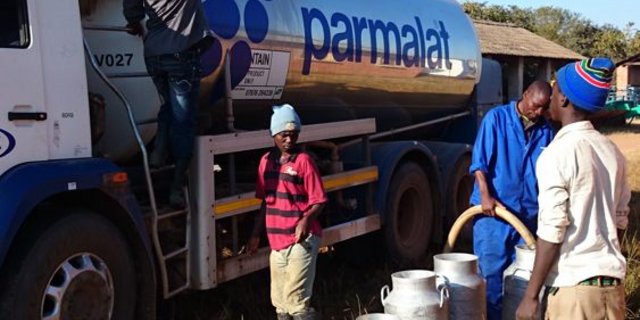 Milchpumpe ohne Strom. Wenn Parmalat während der „Strompause“ kommt, muss die Milch von Hand aus dem Kühltank in den Lastwagentank transportiert werden. (Bilder Markus Schär)