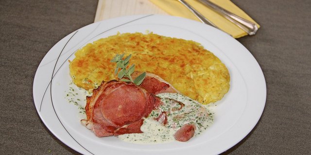 Hamme muss nicht immer nur von Kartoffelsalat begleitet werden. Es geht auch anders. Resten können auch mal angebraten und mit einer Kräutersauce serviert werden. (Bilder Andrea Wyss