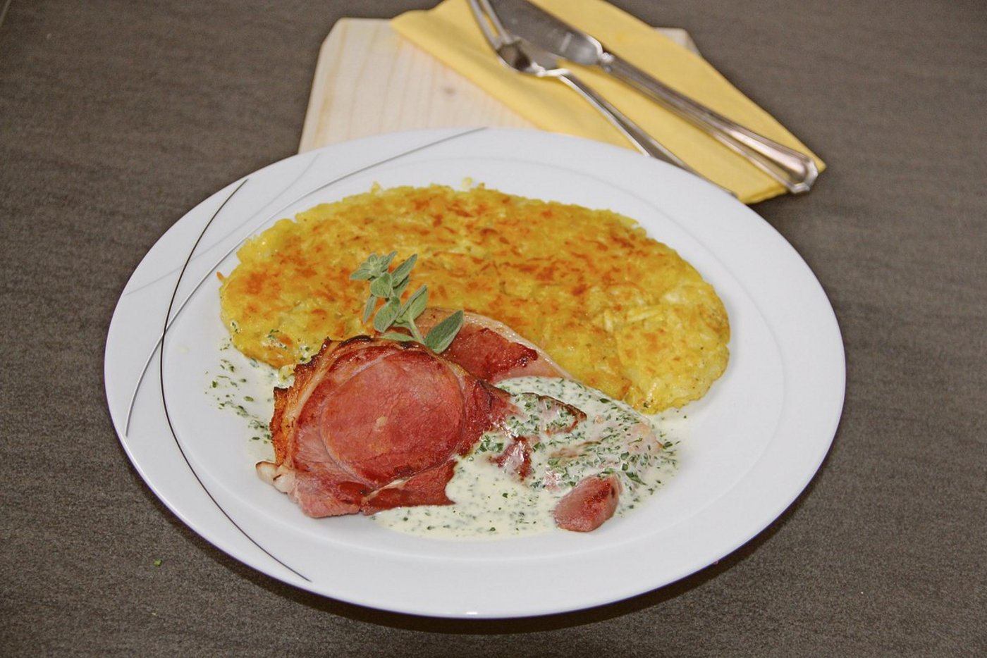 Hamme muss nicht immer nur von Kartoffelsalat begleitet werden. Es geht auch anders. Resten können auch mal angebraten und mit einer Kräutersauce serviert werden. (Bilder Andrea Wyss