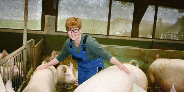 «Unser Ziel ist es, gesunde Tiere und damit qualitativ hochwertiges Fleisch unter artgerechten Haltungsbedingungen zu produzieren», betont Renate Huwiler.(Bild Brigitte Meier)