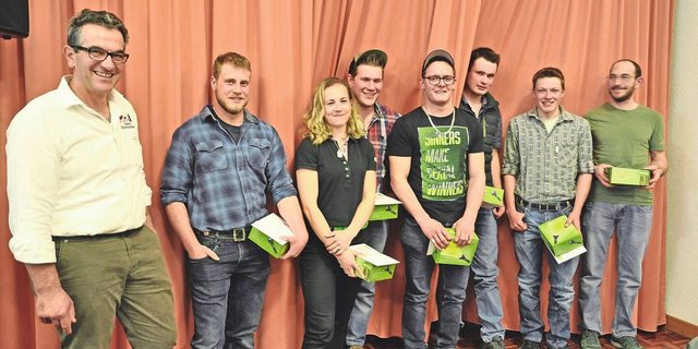 Fritz Waldvogel mit den Absolvent(innen) 2023; Nils Gallati, Bettina Gmür, Lars Flisch, André Sturzenegger, Andreas Landolt, Toni Zehnder und Ulrich Schuler.