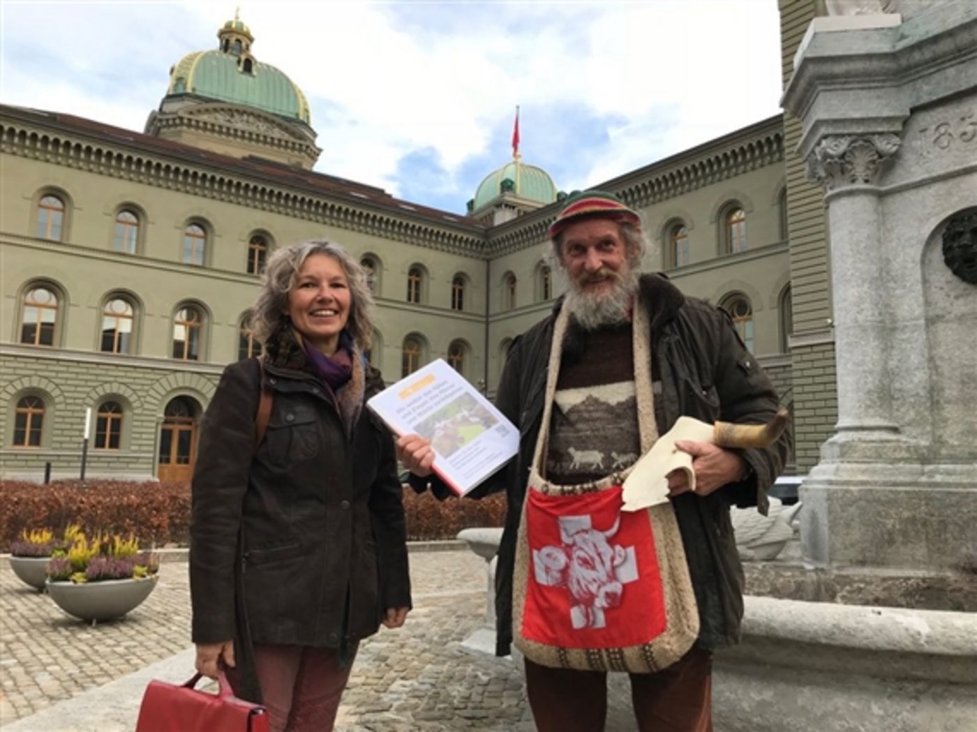 Neuer Weg: Regula Imperatori und Armin Capaul vom Initiativkomitee am Dienstag vor dem Bundeshaus. (Bild akr) 
