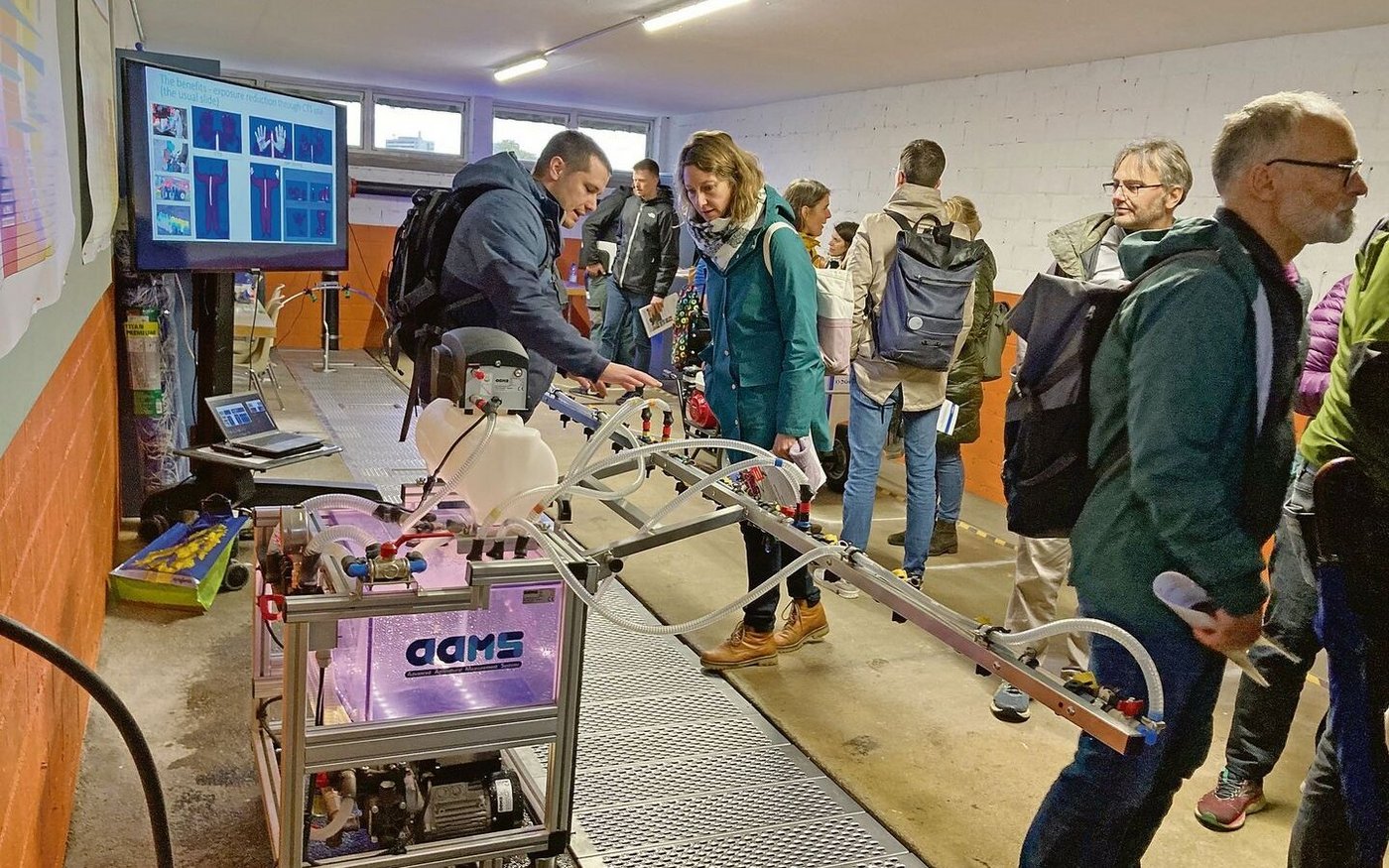 Fachexperten erklären den Teilnehmer(innen) der Eröffnung die Funktionsweise der Geräte gleich direkt vor Ort. 