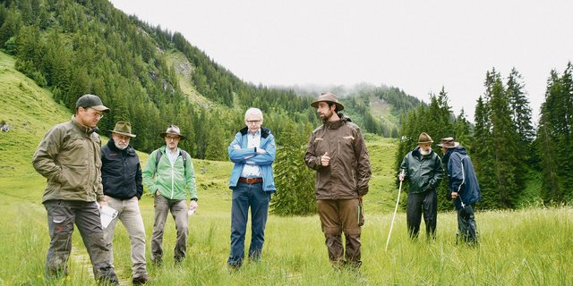 Sie alle stehen auf den Holzrost über das Flachmoor: Biologe Marcel Züger, Biosphären-Direktor Theo Schnider, Älpler Urs Renggli, Nationalrat Leo Müller und Älpler Hanspeter Renggli (v. l. n. r.).  (Bild Armin Emmenegger)