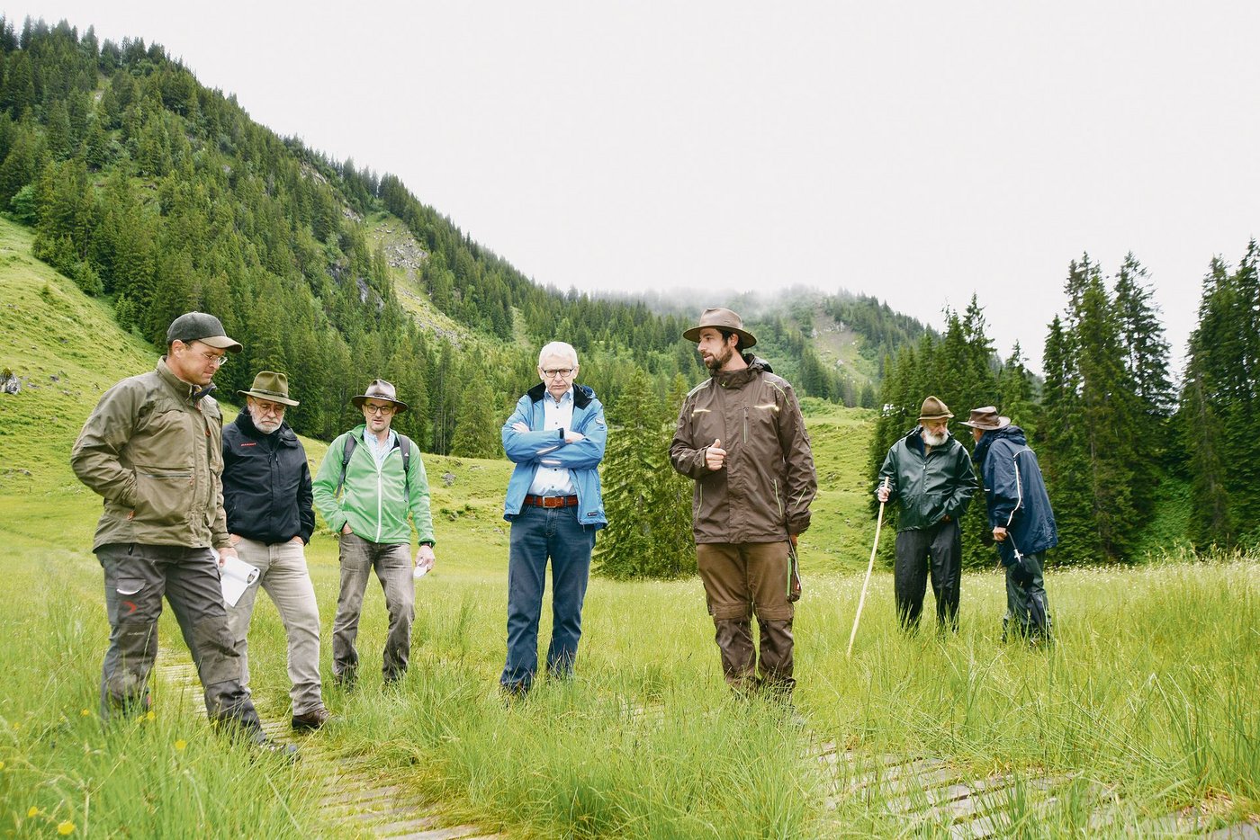 Sie alle stehen auf den Holzrost über das Flachmoor: Biologe Marcel Züger, Biosphären-Direktor Theo Schnider, Älpler Urs Renggli, Nationalrat Leo Müller und Älpler Hanspeter Renggli (v. l. n. r.).  (Bild Armin Emmenegger)