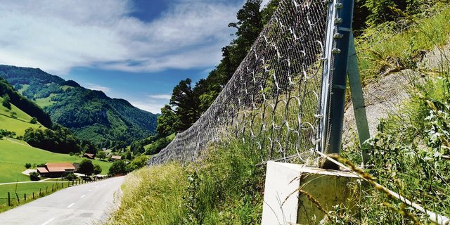 Mitten im Weideland der Familie Saner steht ein Steinschutznetz. Weder davor noch dahinter ist eine sinnvolle Bewirtschaftung möglich. (Bilder Simone Barth)