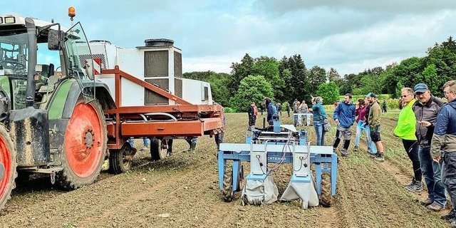 Der Laserweeder (links, angehängt am Traktor) ist schwerer und arbeitet schneller als der leichte und autonome Roboter von Caterra (rechts).  