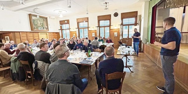 Adrian Nägeli (r. vorne) und Adrian Imfeld (r. hinten) informierten Thur-gauer Landwirte über geänderte Pflanzenschutzanwendungen. 