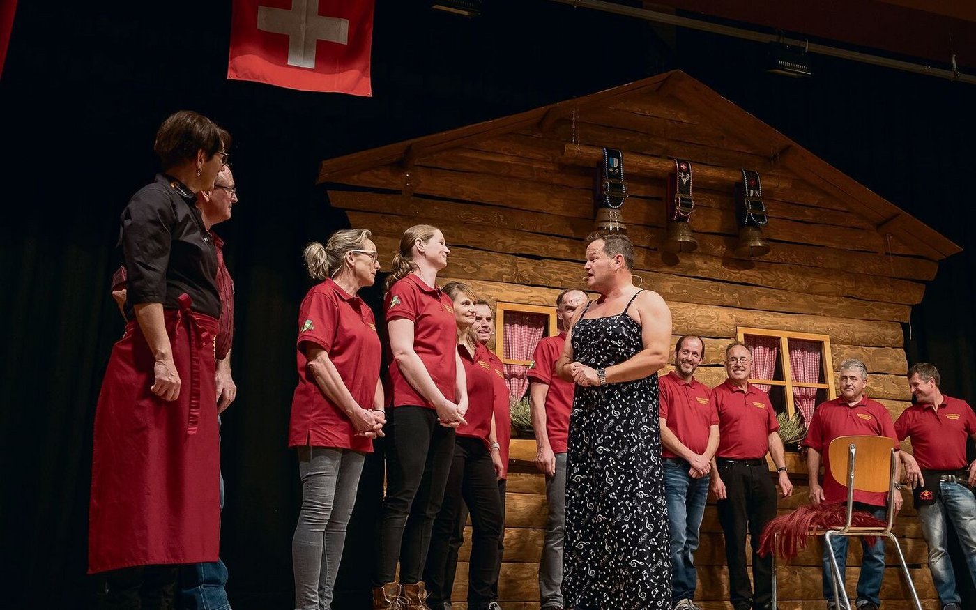 Martin Eggimann vom Komikerduo «mir zwe» mit den Mitgliedern vom BBV Wikon. 
