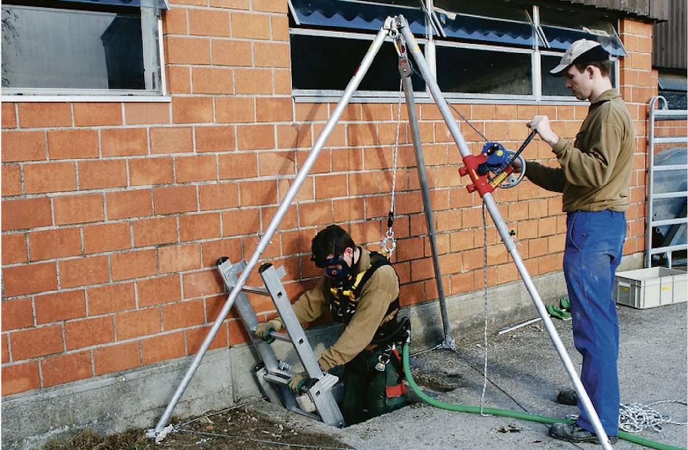 Das Arbeiten in der Güllegrube ist gefährlich. Belüftung ist im Normalfall unumgänglich. Mit einem Schutzanzug mit Frischluftgerät kann man aber auch in die Güllegrube steigen. (Bild BUL)
