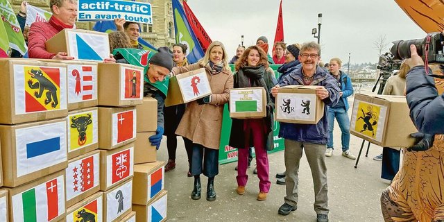 Mit 100 000 Unterschriften – doppelt so viele als nötig – wurde das «Referendum gegen den Autobahn-Bauwahn» vor der Bundeskanzlei in Bern eingereicht.