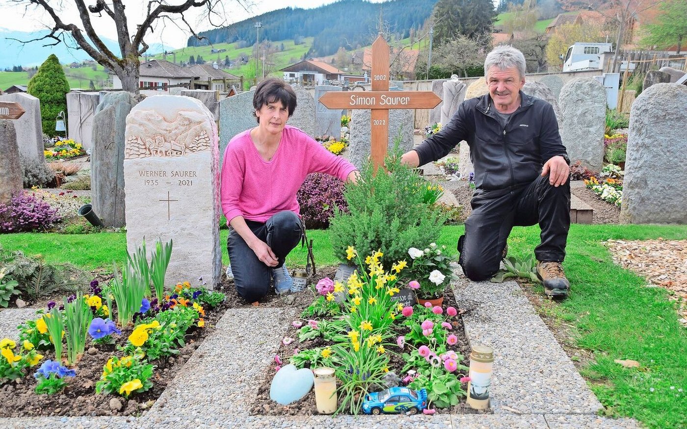 Damaris und Niklaus Saurer am Grab ihres Sohnes Simon. Noch steht sein Name auf einem provisorischen Holzkreuz. «Wir haben etwas Schönes schnitzen lassen, etwas, das zu Simon passt.» 