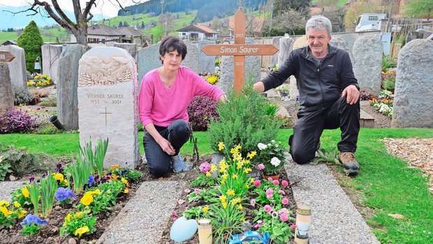 Damaris und Niklaus Saurer am Grab ihres Sohnes Simon. Noch steht sein Name auf einem provisorischen Holzkreuz. «Wir haben etwas Schönes schnitzen lassen, etwas, das zu Simon passt.» 
