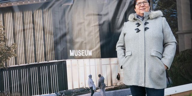 Beatrice Limacher vor der Visualisierung des künftigen neuen Agrarmuseums. (Bild de)