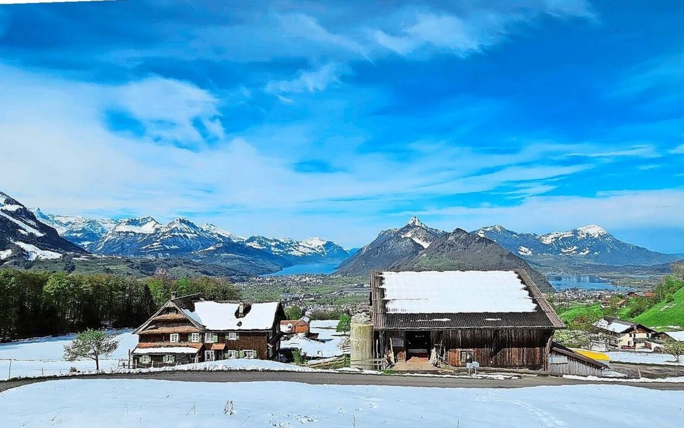 Der Betrieb verfügt über eine fantastische Aussicht auf Berge und auf mehrere Seen. 
