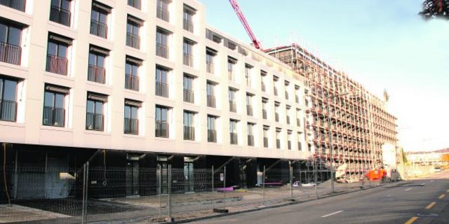 Der Neubau ist im Vordergrund bereits mit der neuen Fassade versehen. Der hintere Teil ist erst im Rohbau fertig erstellt und lässt die Holzkonstruktion erahnen. (Bilder Roland Müller)