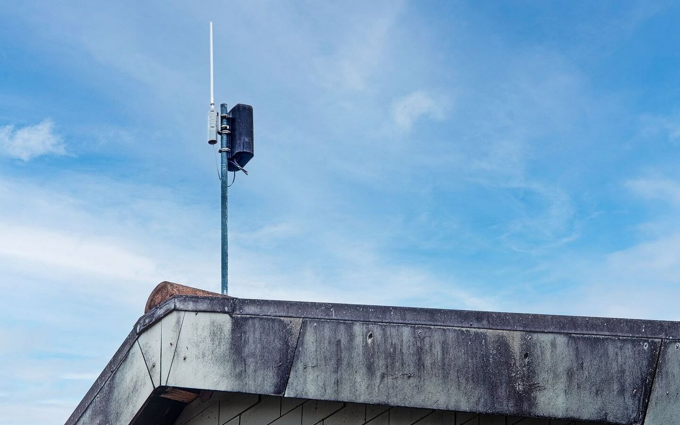 Die Antenne auf dem Kuhstall verbindet die Geräte mit der App.