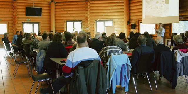 Gespannt folgen die Anwesenden den Ausführungen von Urs Vogt, dem Geschäftsführer von Mutterkuh Schweiz.