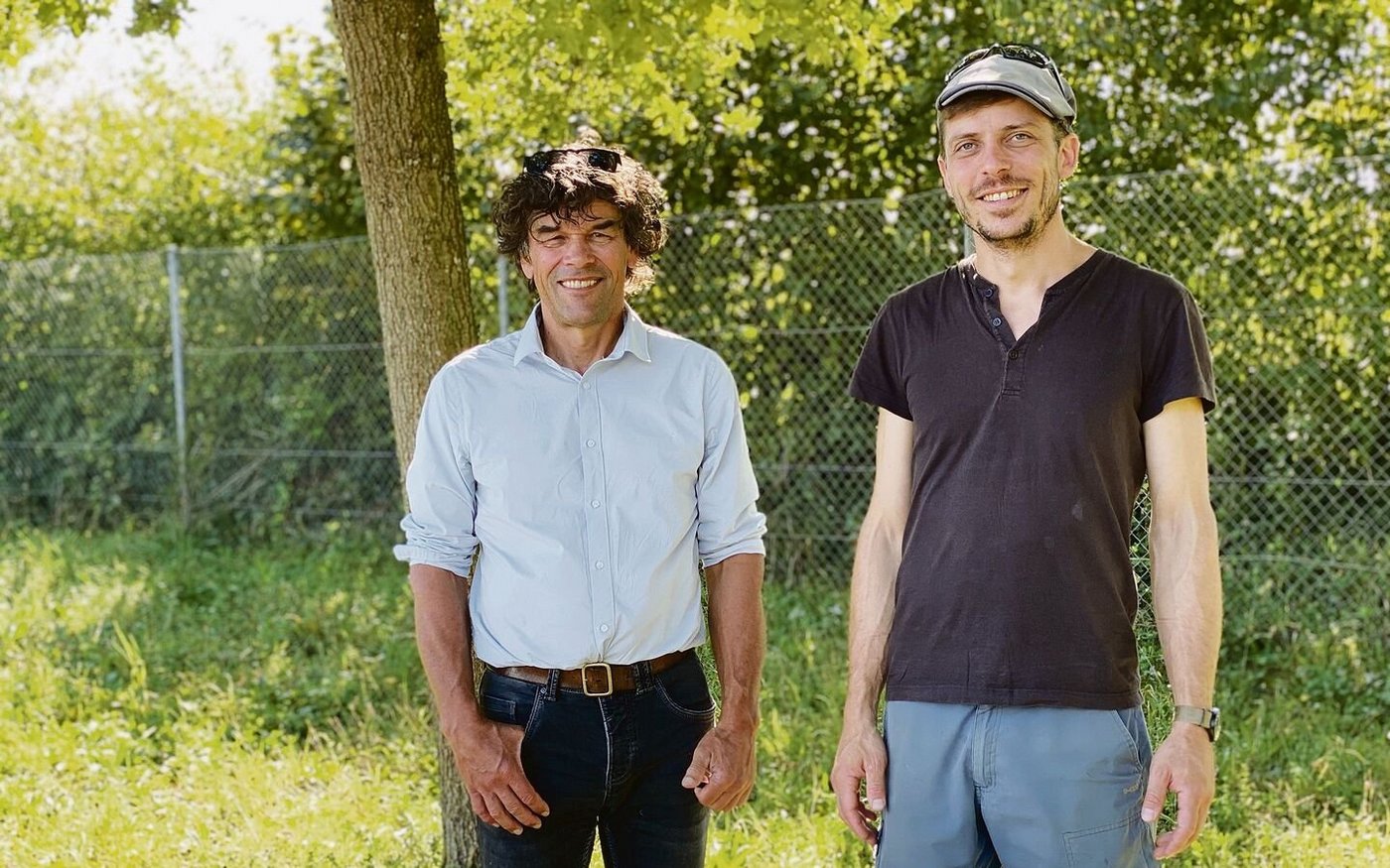 Die Kursleiter Thomas Baumann (l.) und David Preiswerk erklärten, worauf beim Laubbläser-Einsatz zu achten ist.