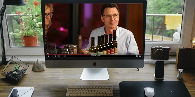 Zoom, Skype, und Konsorten ermöglichen nicht nur das Hoeoffice. Ein flexibler Umgang mit den digitalen Medien ist gefragt. (Bilder Pixabay und Cave du Rhodan, Montage lja)