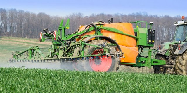 Die Vorlage schliesst explizit sowohl PSM in der Landwirtschaft, als auch die Verwendung durch Private oder die öffentliche Hand mit ein. (Bild Adobe Stock/BauZ)