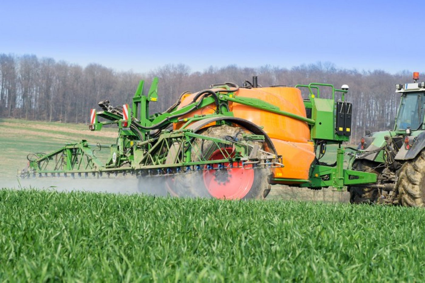 Die Vorlage schliesst explizit sowohl PSM in der Landwirtschaft, als auch die Verwendung durch Private oder die öffentliche Hand mit ein. (Bild Adobe Stock/BauZ)