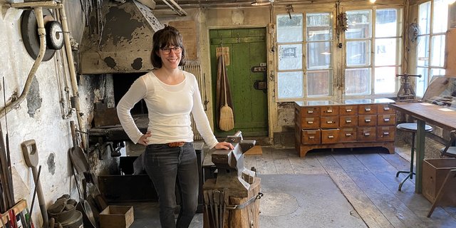 Nina Klötzli in der alten Werkstatt ihrer Familie. Sie ist mit Messern und dem Handwerk dahinter aufgewachsen. (Bilder jsc)