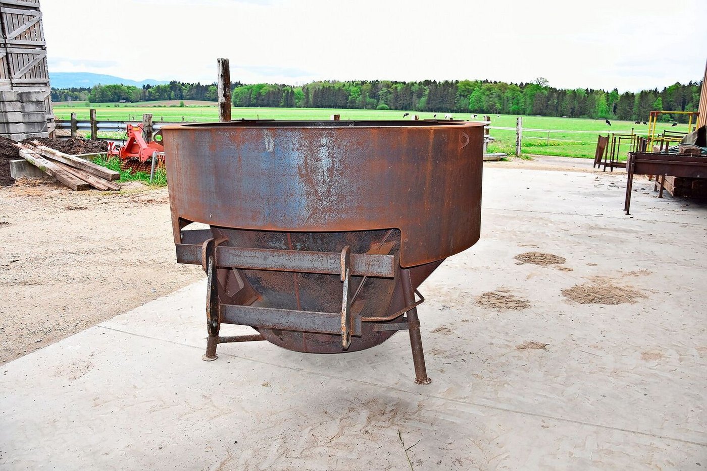 Um Kosten zu sparen, Kreisläufe zu schliessen und zu wissen, «woher das Zeug kommt», stellt Brügger eigene Pflanzenkohle her. 