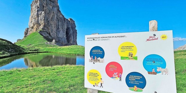 Viele Wanderer haben keinen Bezug mehr zur Alp- und Landwirtschaft und sehen die Alpweiden nicht als Nutzfläche, sondern mehr als Freizeitgebiet.  Aufklärung mittels Hinweistafeln ist entsprechend sinnvoll.